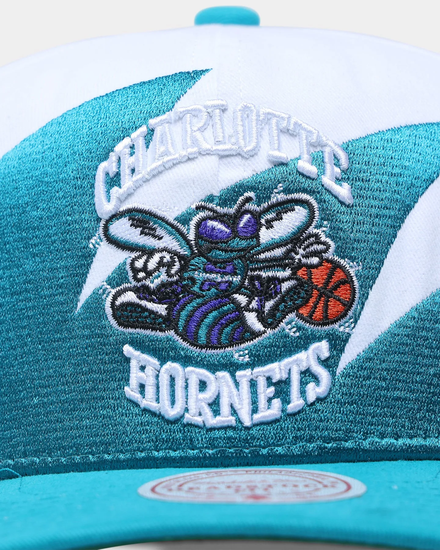 Mitchell & Ness Charlotte Hornets 'Sharktooth Designs' Deadstock Snapback White