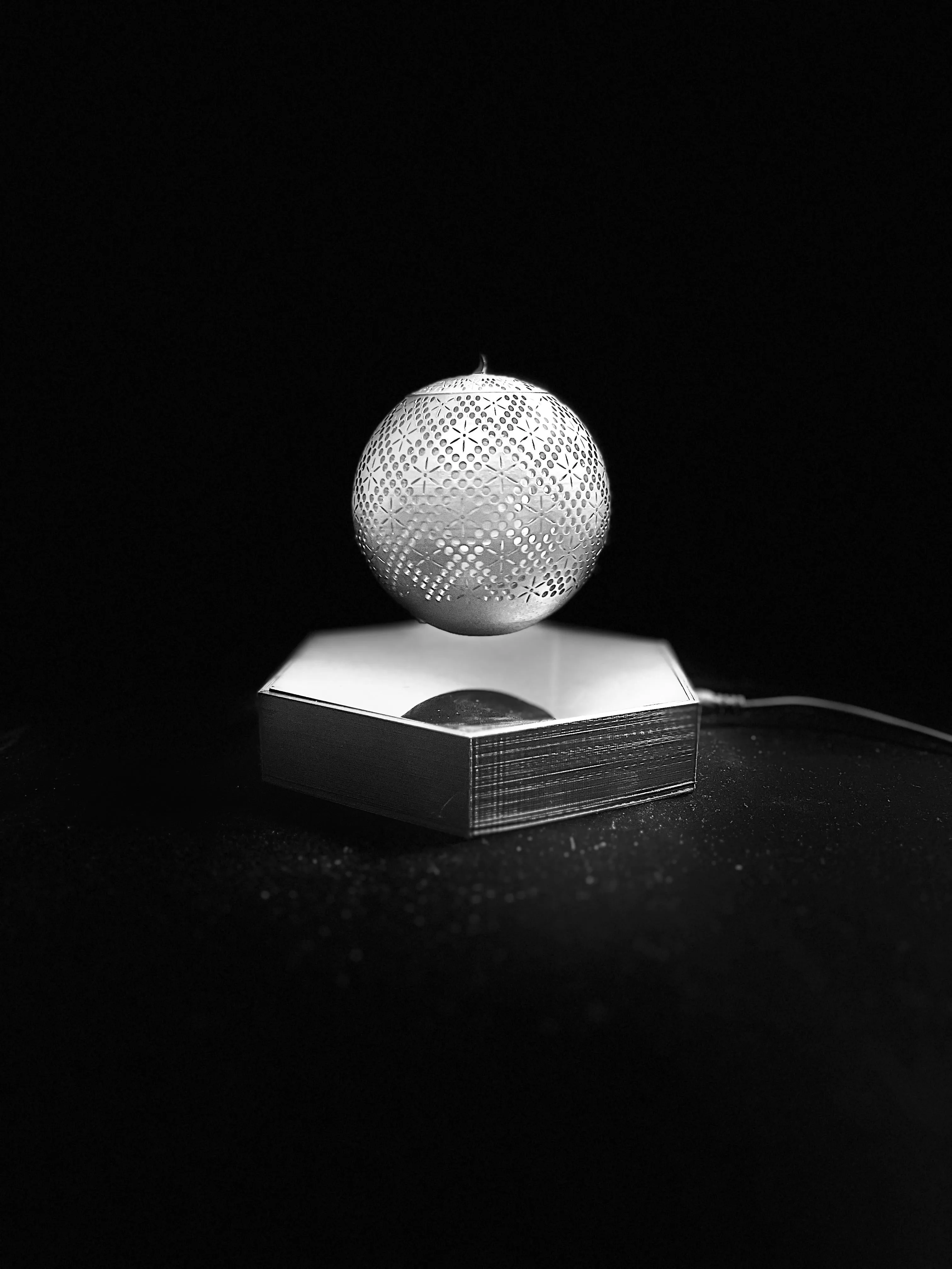 Sphere-shaped Hollow Pattern Magnetic Levitation Lamp with Bluetooth Speaker