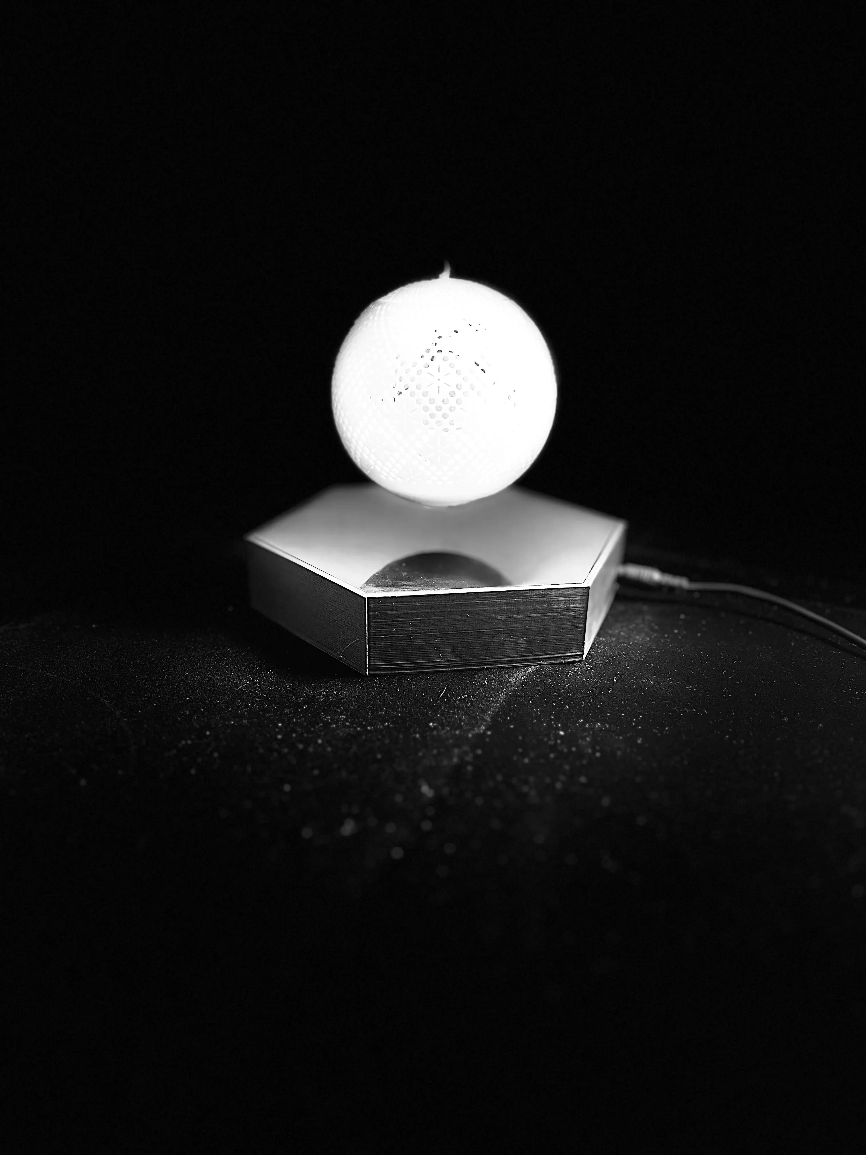 Sphere-shaped Hollow Pattern Magnetic Levitation Lamp with Bluetooth Speaker