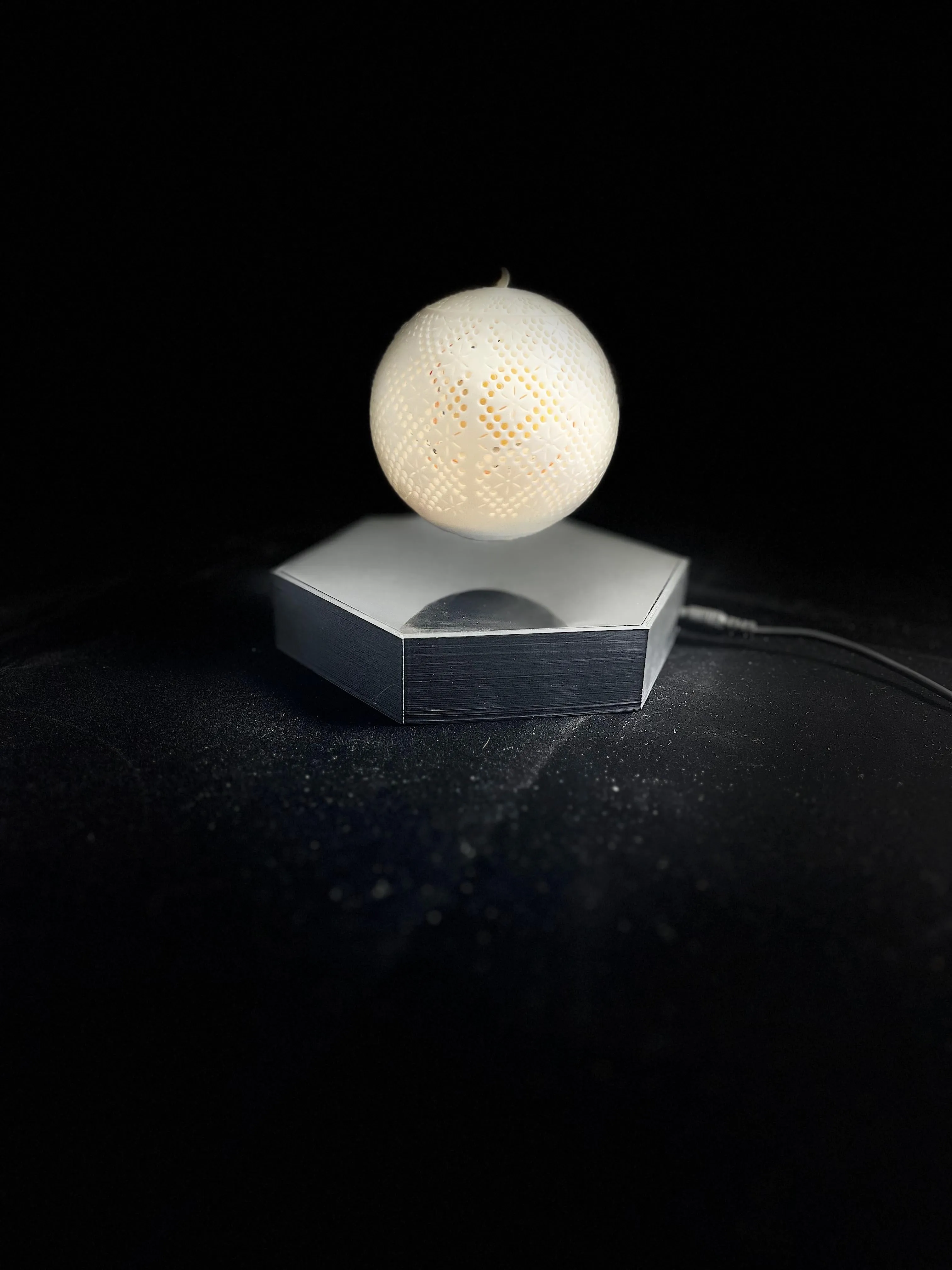 Sphere-shaped Hollow Pattern Magnetic Levitation Lamp with Bluetooth Speaker